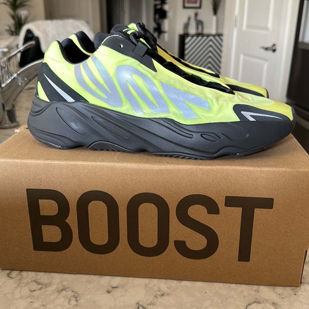 Yeezy mvmn size 13.5